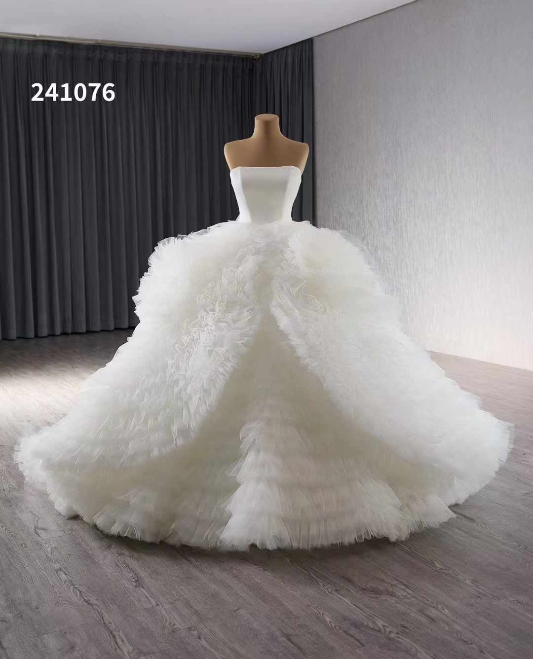 Luxury Model Ball Gown Sleeveless Wedding Dresses Tiered Lace Up Bridal Dress 241076