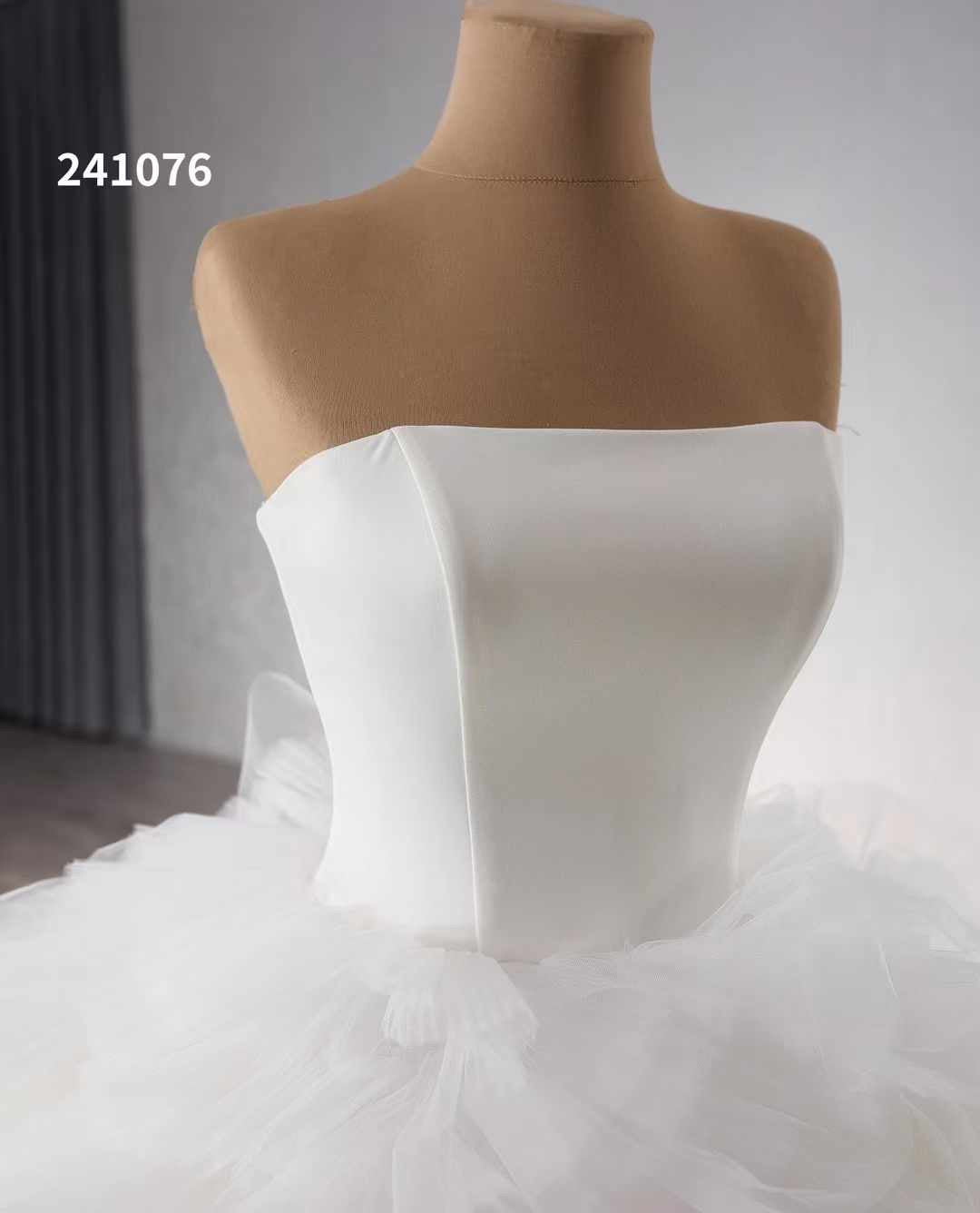 Luxury Model Ball Gown Sleeveless Wedding Dresses Tiered Lace Up Bridal Dress 241076