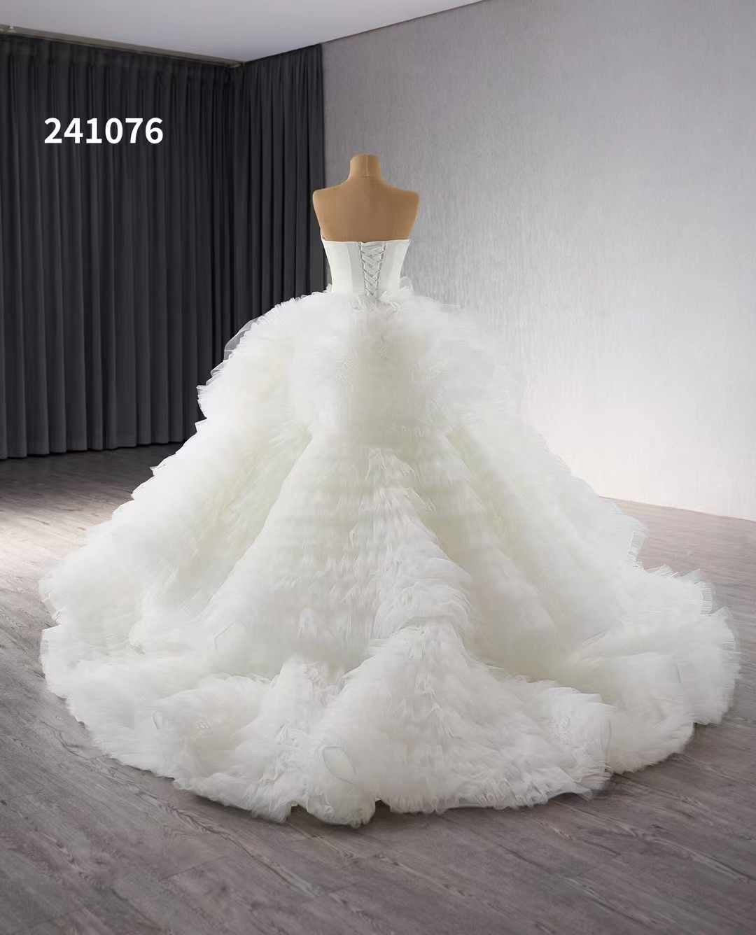 Luxury Model Ball Gown Sleeveless Wedding Dresses Tiered Lace Up Bridal Dress 241076