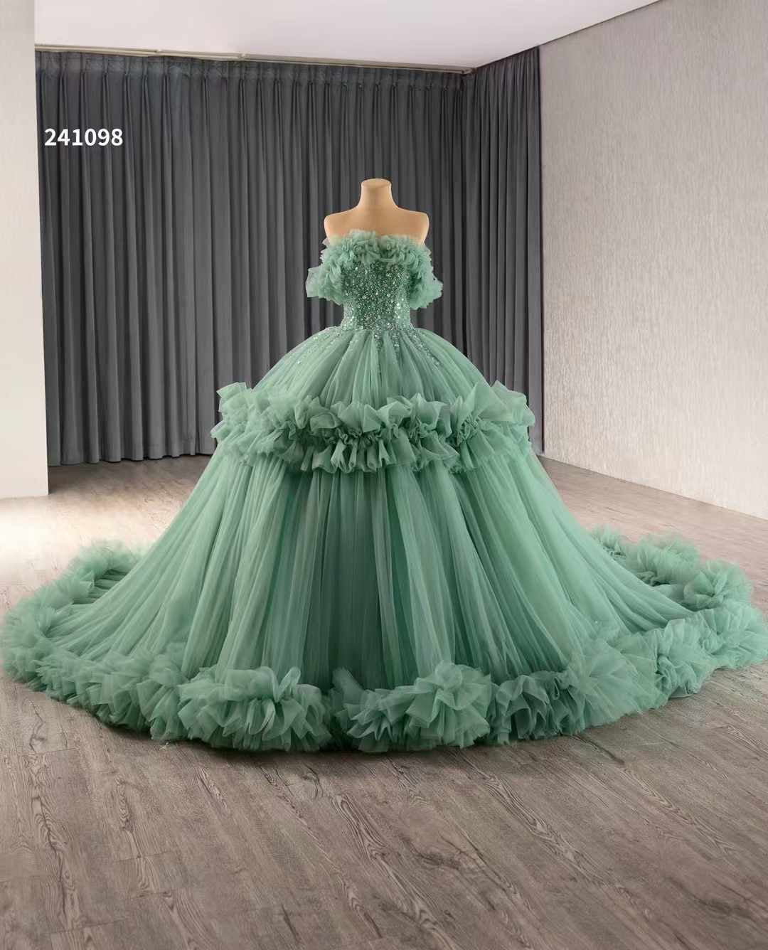 Luxury Model Ball Gown Sleeveless Ruffled Prom Dress 241098