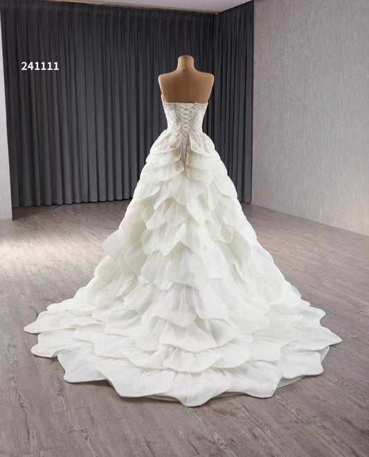 Luxury Model A Line Long Wedding Dresses Sleeveless Tiered Bridal Dress 241111